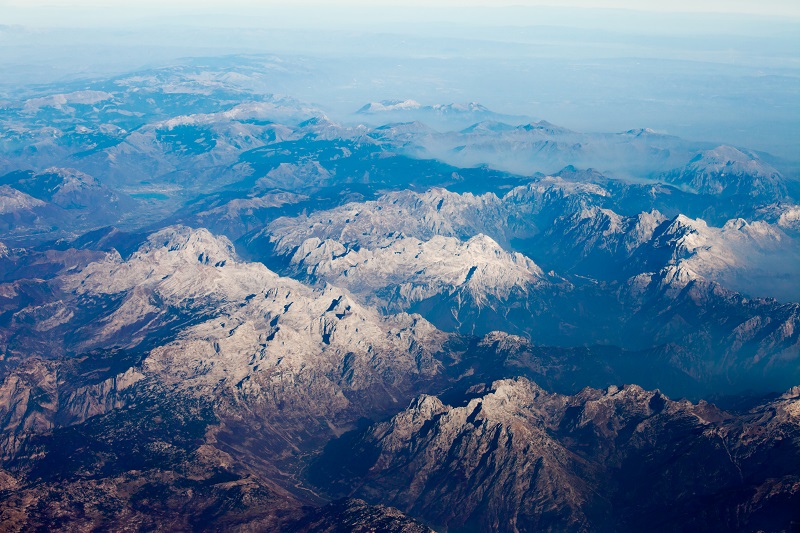Вид с воздуха на скалистые горные вершины Албанских Альп
