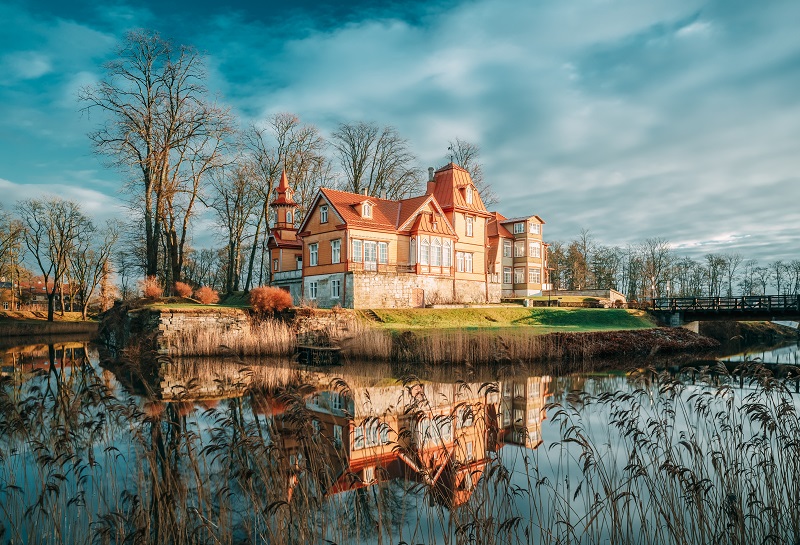Курессааре, Эстония. дом деревянного дворянина в солнечный день.