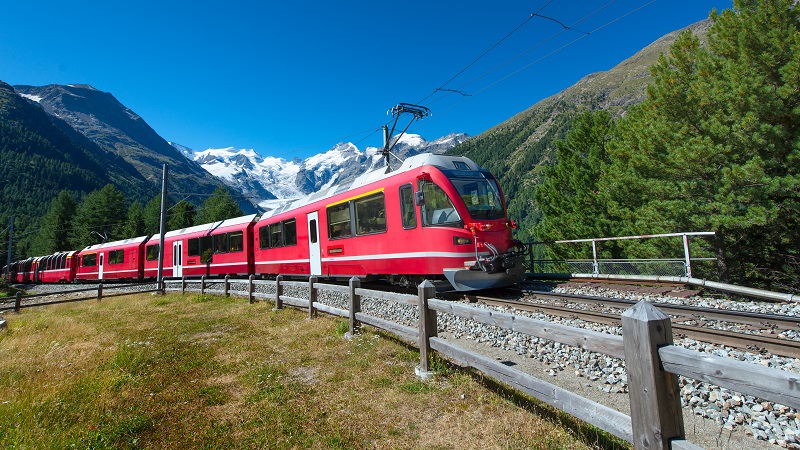 Швейцарский горный поезд Bernina Express пересек Альпы