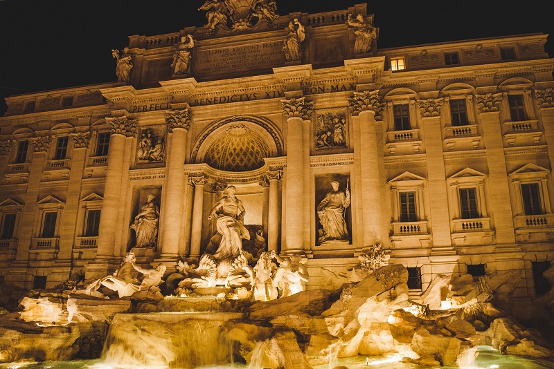 Air Mancur Trevi diterangi pada malam hari di Roma, Italia