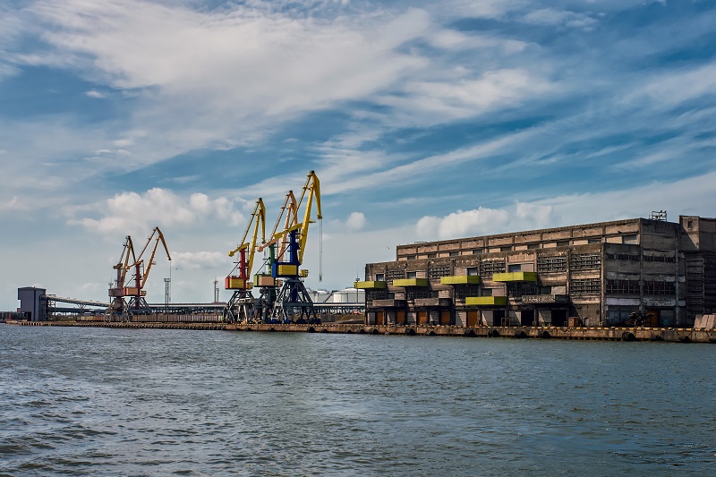 Большой грузовой корабль в порту. Грузовой терминал Вентспилса, Латвия