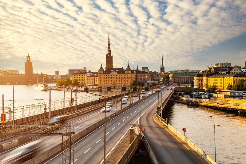 Живописный вид на старые здания и автомобильное движение на мосту Стокгольм, Швеция.