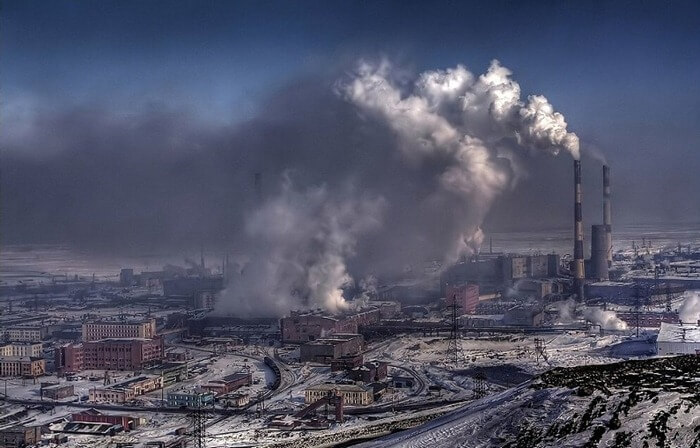 Asap Norilsk dari cerobong asap pabrik