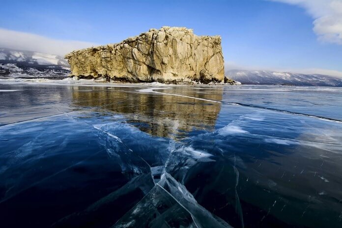 Priehľadný ľad na jazere Bajkal v zime