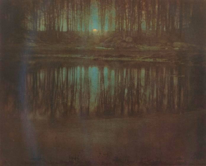 Edvardo Steicheno „Ežeras mėnulio šviesoje“.