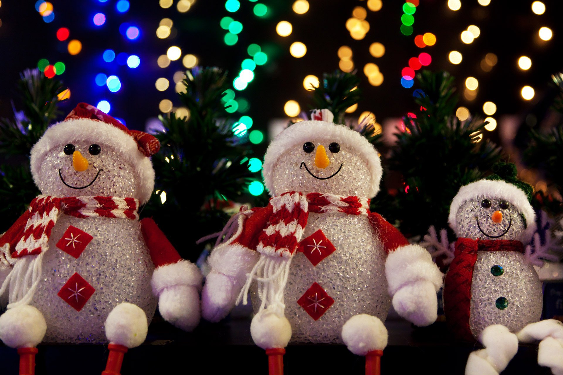 Muñecos de nieve de Año Nuevo en tu escritorio