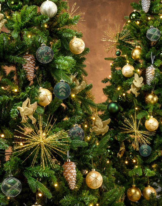 Cara menghias pohon Natal untuk Tahun Baru Naga 2024