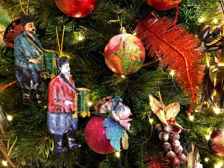 Ejderhanın Yeni Yılı 2024 için bir Noel ağacı nasıl dekore edilir