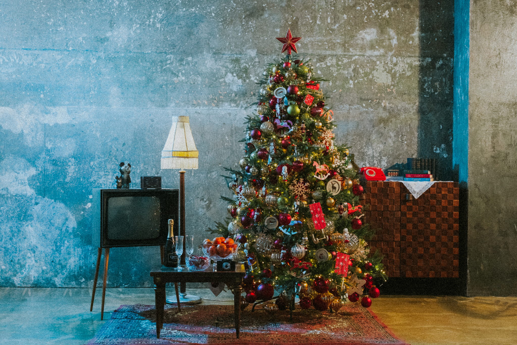 Cara menghias pohon Natal untuk Tahun Baru Naga 2024