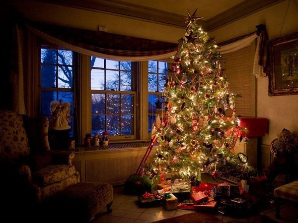 Ejderhanın Yeni Yılı 2024 için bir Noel ağacı nasıl dekore edilir