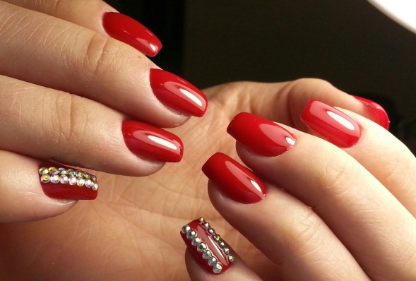 Красный гель лак-дизайн. Фото на короткие, длинные ногти. Идеи со стразами, блестками
