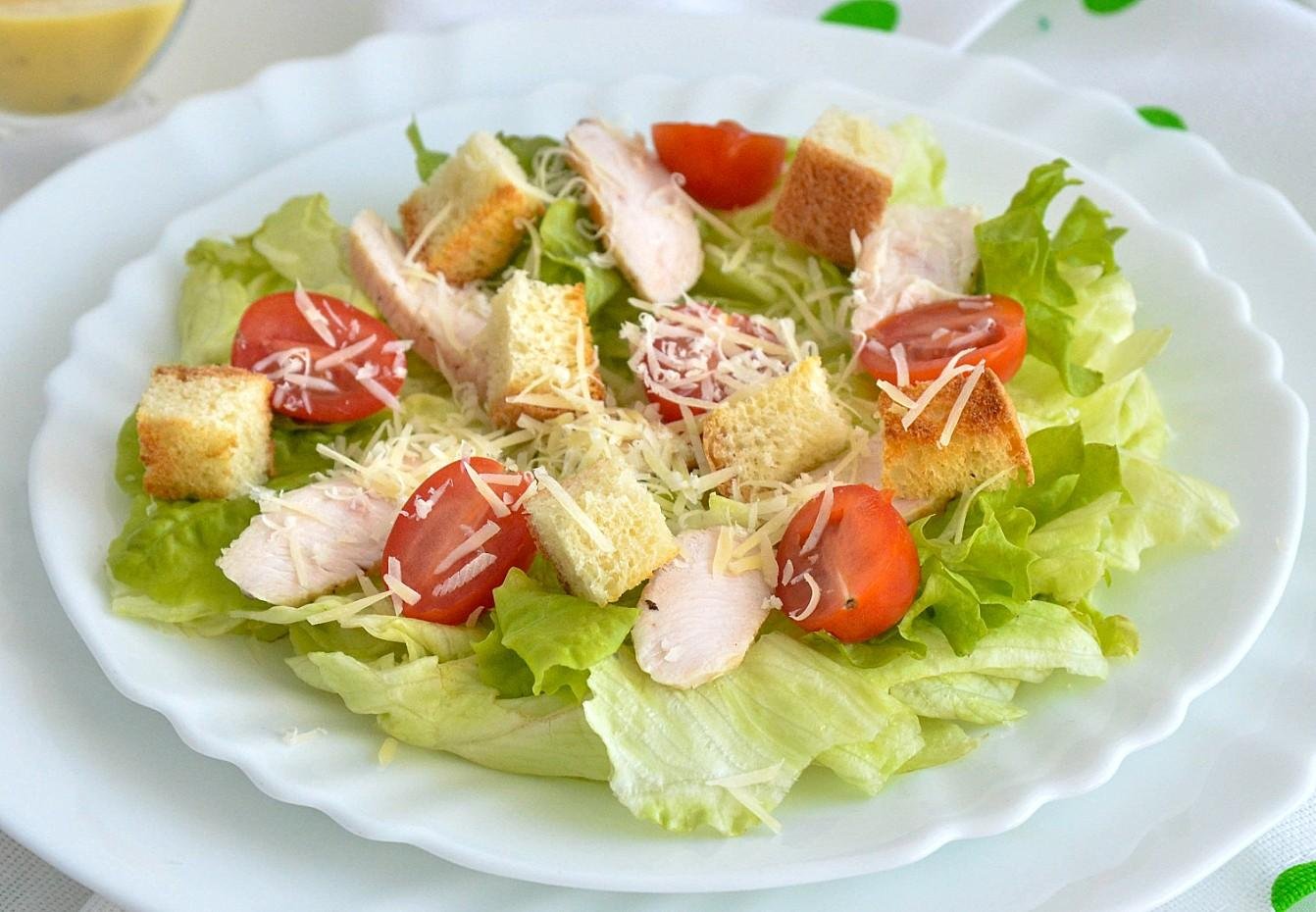 Простой и вкусный салат "Цезарь"