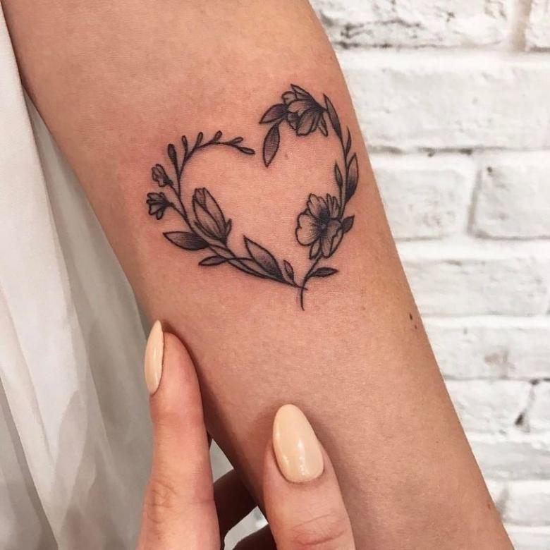 Ženske tetovaže na roki 2022: TOP 100 lepih fotografij
