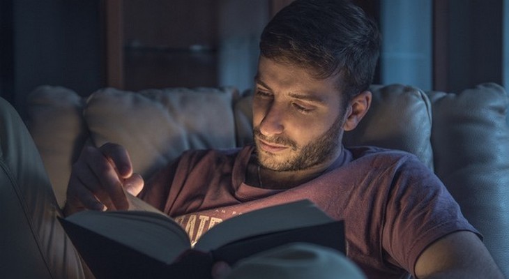 Hombre leyendo un libro