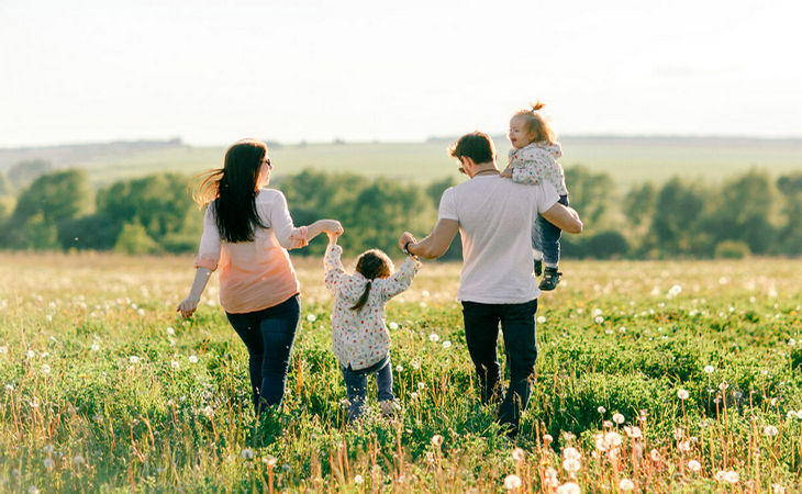 Familia la o plimbare pe câmp