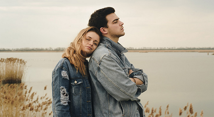 Jeune couple au bord du lac