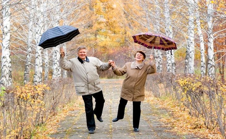 pareja de ancianos en el parque