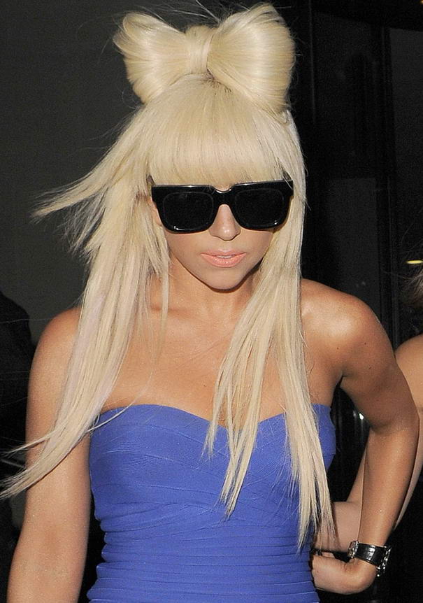 Поклон Леди Гаги Lady Gaga Bow
